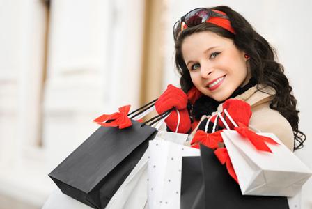 Mulher feliz com sacolas de compras