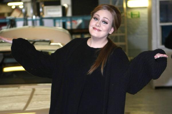 Adele pēc operācijas ir " ļoti laimīga" un " labojas"