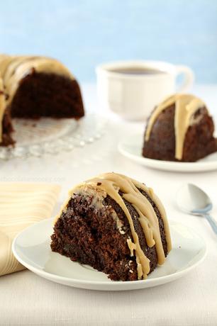 Dubultā šokolādes espresso bundt kūka ar karameļu glazūru