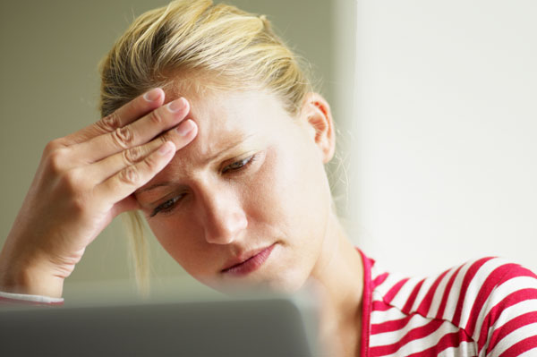 Wanita stres di depan komputer