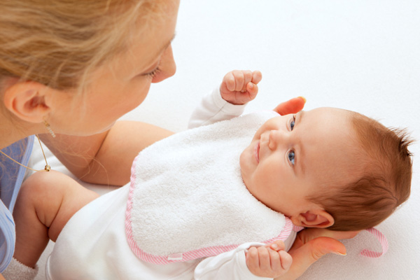 Moeder met baby van twee maanden