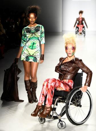 Modèle à la Fashion Week en fauteuil roulant