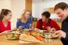 가족 식사 시간에 스트레스를 푸는 5가지 쉬운 방법 – SheKnows