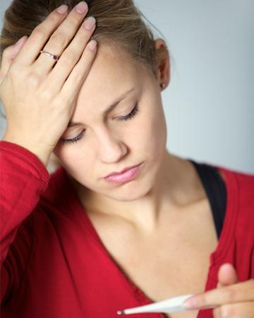 Vrouw in het rood met koorts