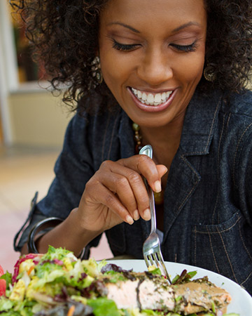 mulher comendo salada de frutos do mar