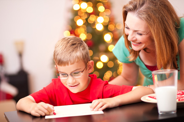 Mutter und Sohn schreiben Brief an den Weihnachtsmann