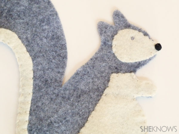 DIY 펠트 다람쥐: 4단계 눈과 코 바느질하기