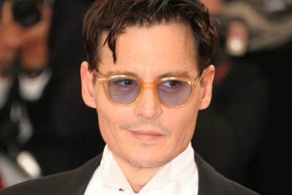 Johnny Depp és hírességek, akik szemüveget viselnek