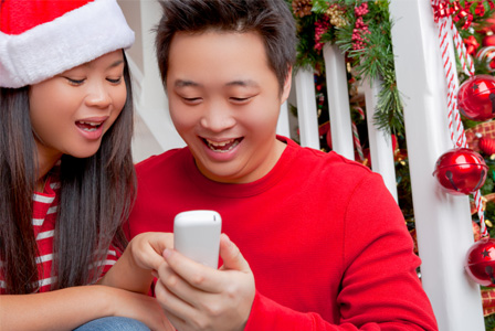 Szczęśliwa para rozmawia przez telefon na Boże Narodzenie