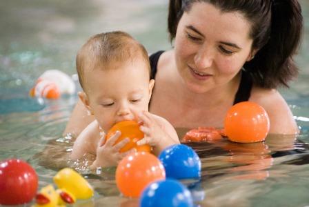 Dziecko pływa z mamą