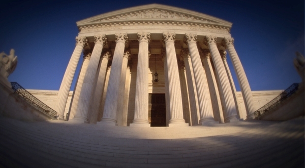 Это здание, Верховный суд США, обладает силой Первой поправки