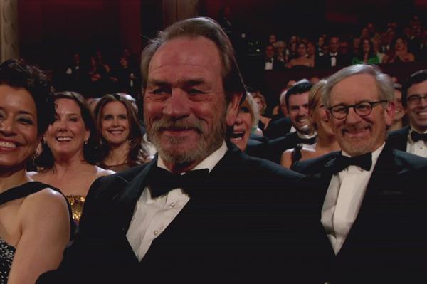 Tomijs Lī Džonss smaida pie Oskariem