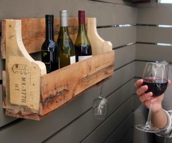 Dřevěný paletový stojan na víno