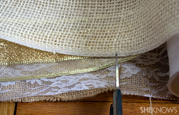 DIY jute, lint & kanten slinger | Sheknows.com -- snijd het materiaal