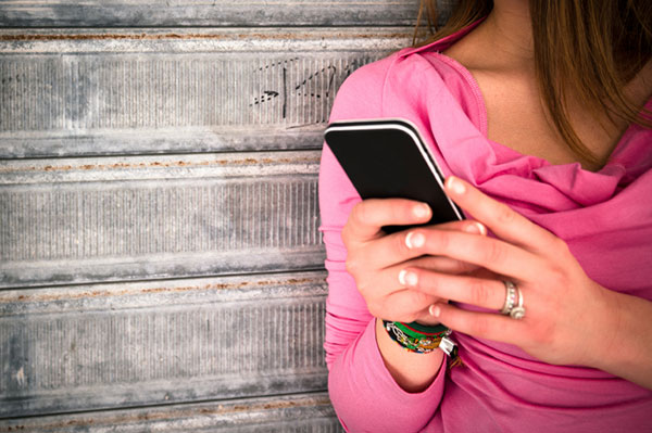 Nastolatek za pomocą telefonu komórkowego | Sheknows.com
