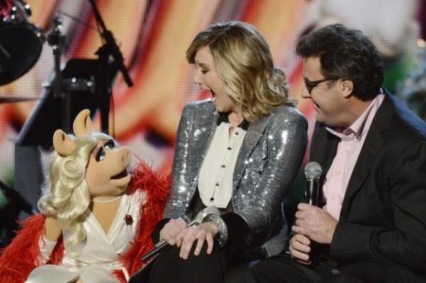 Miss Piggy mit CMA Country Christmas-Moderatorin Jennifer Nettles und Duett-Partner Vince Gill 