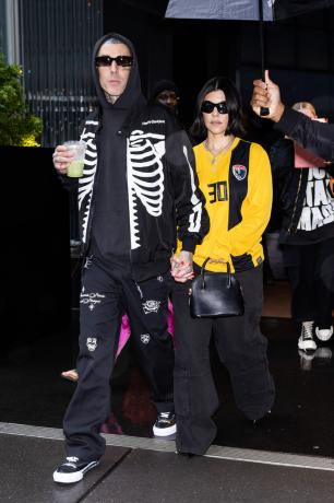 뉴욕, 뉴욕 - 5월 20일: Travis Barker(왼쪽)와 Kourtney Kardashian이 2023년 5월 20일 뉴욕시 미드타운에서 목격되었습니다. (사진 출처: GothamGC 이미지)
