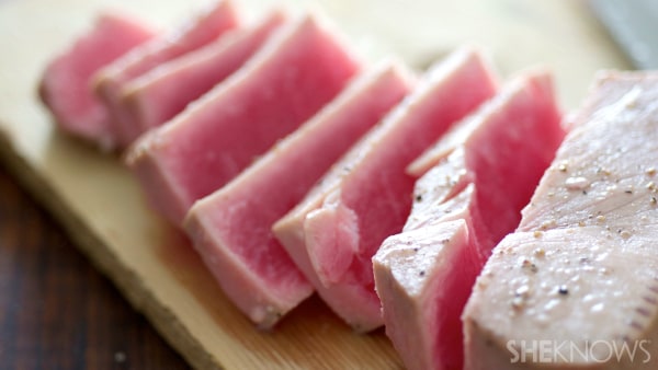 Ahi tonhal cézár saláta ropogós kenyértálban