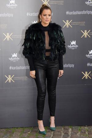 Khloe Kardashian draagt ​​gevederde jas