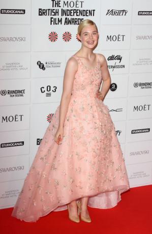 Елле Фаннинг носи ружичасту балску хаљину