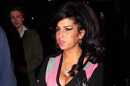 Amy Winehouse wygwizdawała poza sceną w Belgradzie