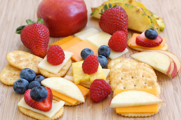 Fromage, craquelins et fruits