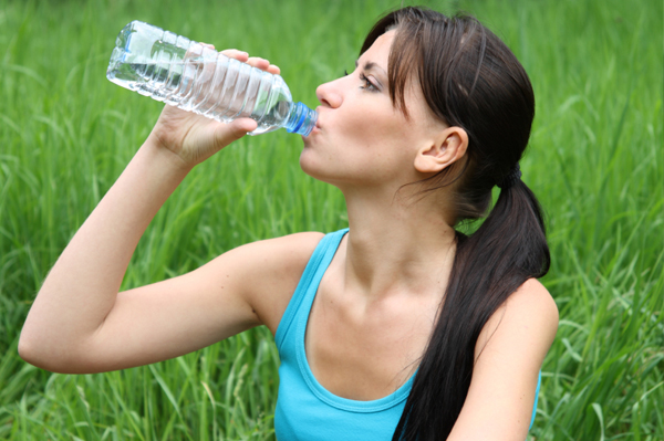 Sieviete dzer ūdeni