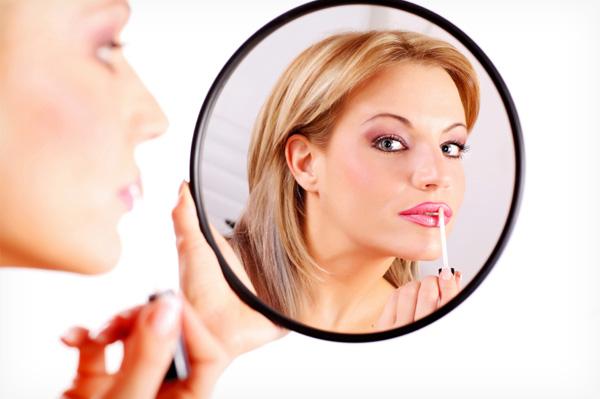 Kobieta nakładająca kulki makijażu