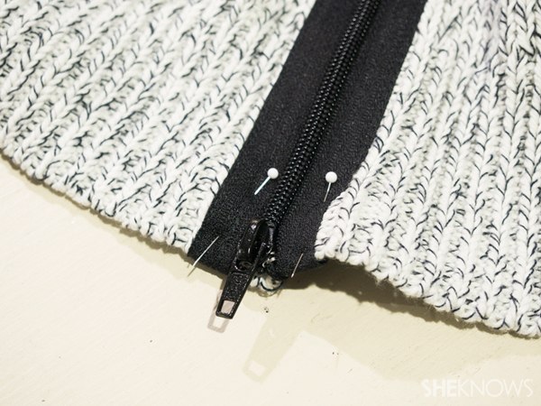 DIY cipzáras pulóver | SheKnows.com