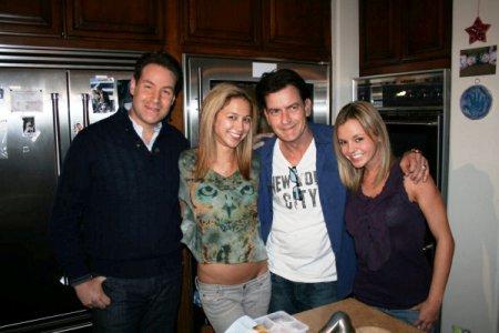 Charlie Sheen은 그의 여자 친구 Rachel Oberlin과 Natalie Kenly를 자랑합니다.