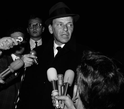 Aktor Frank Sinatra, Sr., memberi tahu wartawan di luar rumah Hollywood dari istrinya yang bercerai, Nancy, bahwa putranya, Frank, Jr., aman berada di dalam rumah di Los Angeles, 11 Desember 1963. Sinatra berkata $24O, OOO sebagai tebusan telah dibayarkan untuk pengembalian anak laki-laki itu. (Foto AP Harold P. Matosia)