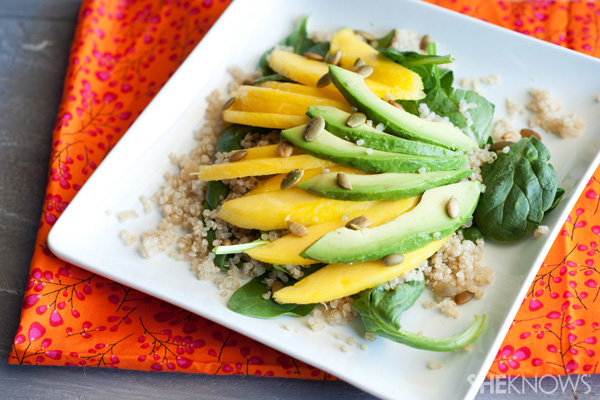 Atogrąžų mango avokado salotos su šviežių citrusinių vaisių padažu