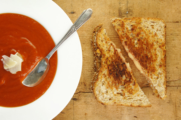 Queijo grelhado e sopa de tomate