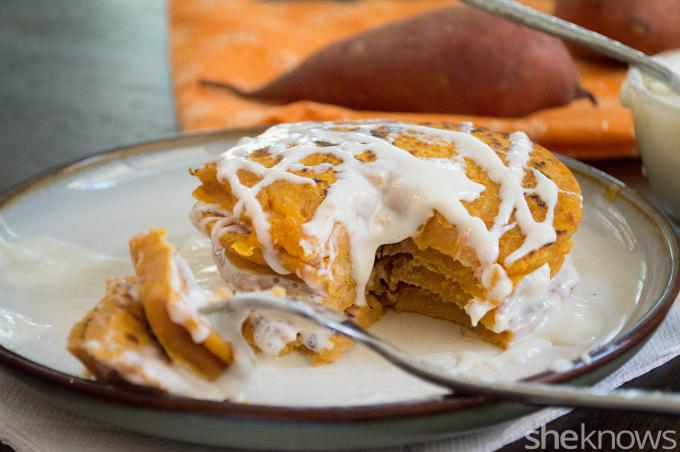 pila de panqueques de camote sin gluten