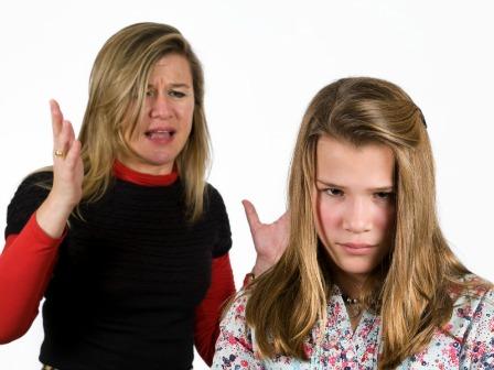 Mamá regañando a su hija