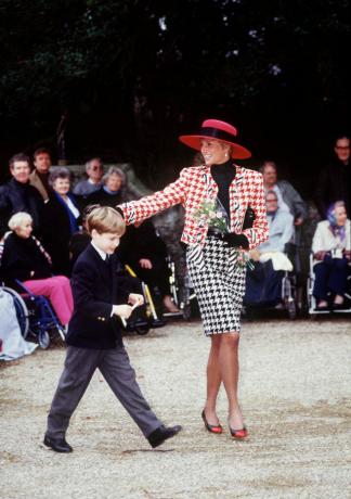 Prinzessin Diana mit Prinz William in Sandringham nach der Taufe ihrer Nichte 