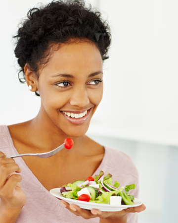 Femme mangeant de la salade