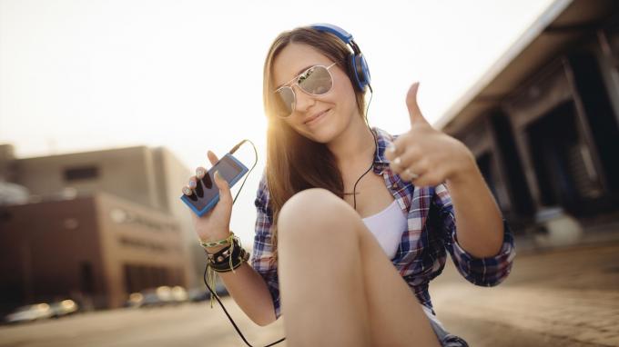 Fiatal nő zenét hallgat