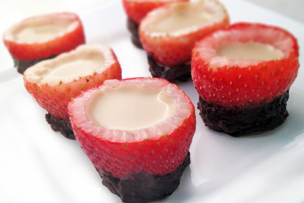 Schokoladenüberzogene Erdbeer-Shotgläser mit Vanille-Wodka und Schokoladenlikör