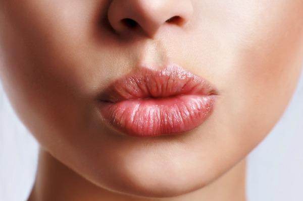 Nainen pulleilla huulilla