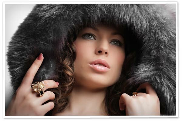 Žena nosí zimní čepici