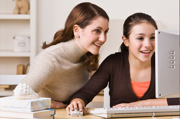 Anya és lánya megosztják a számítógépet | Sheknows.com