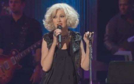 Christina Aguilera megnyílik a Zene mögött