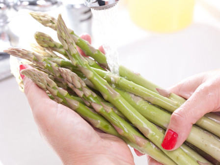 Wanita mencuci asparagus