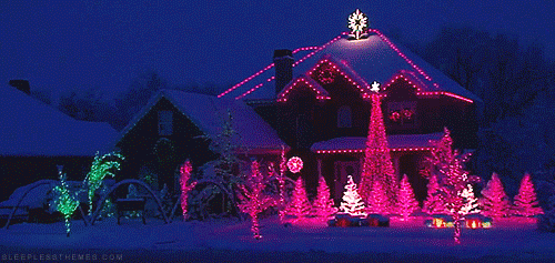 Dom ze zmieniającymi się kolorami lampek świątecznych