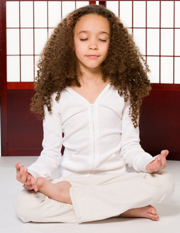 niña haciendo yoga