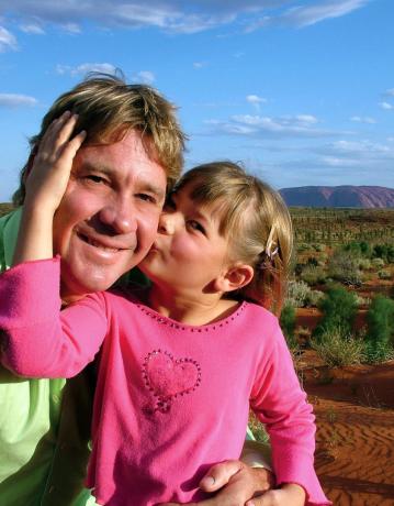 ULURU, AUSTRĀLIJA — 2. OKTOBRIS: Stīvs Ērvins pozē kopā ar savu meitu Bindi Irvinu 2006. gada 2. oktobrī Uluru, Austrālijā. (Austrālijas zoodārza fotoattēls, izmantojot Getty Images)