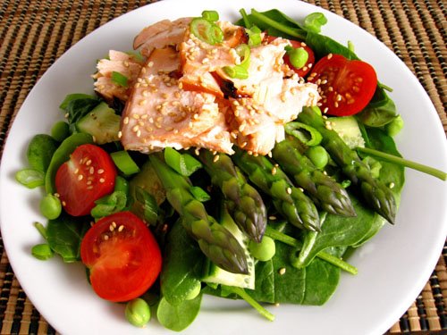 Teriyaki, Lachs und Spargel-Spinat-Salat