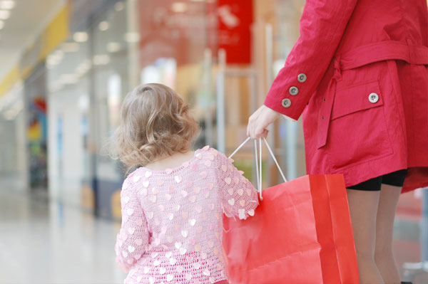어린 소녀와 쇼핑하는 엄마