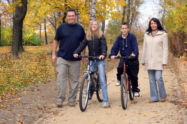 Familie auf Fahrrädern